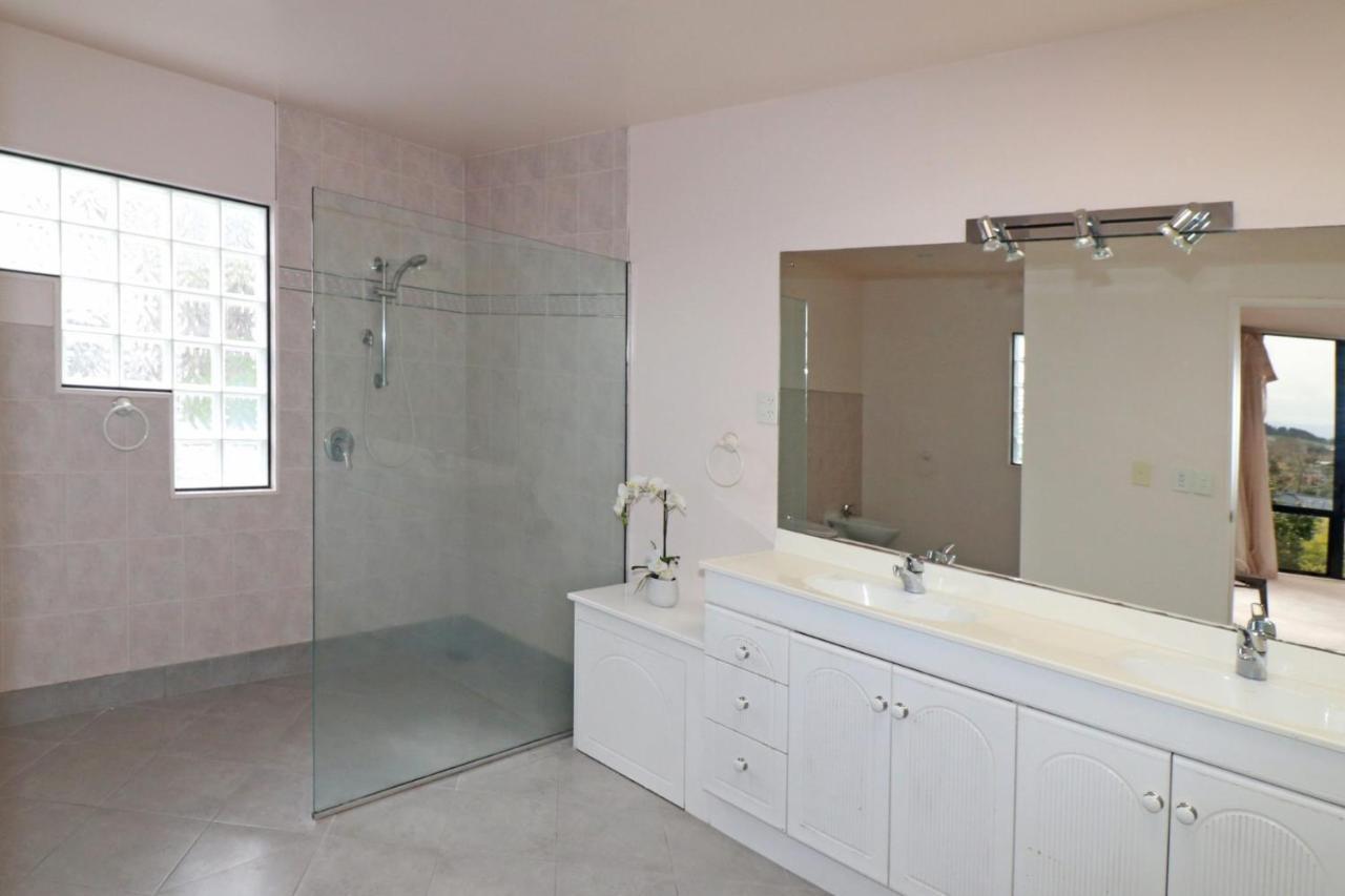 Family Home In Western Heights Hamilton Room photo